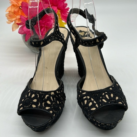 Fergalicuous Black tan Scroll Pattern Wedge Sandals Size 8.5 BSN5916E - Picture 2 of 7